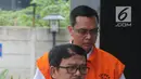 Bupati Labuhanbatu nonaktif Pangonal Harahap dan pihak swasta Ali Murtopo tiba di gedung KPK, Jakarta, Senin (11/12). Ali Murtopo diperiksa terkait dugaan proyek di Dinas Pendidikan di Kab Malang pada tahun anggaran 2011. (Merdeka.com/Dwi Narwoko)