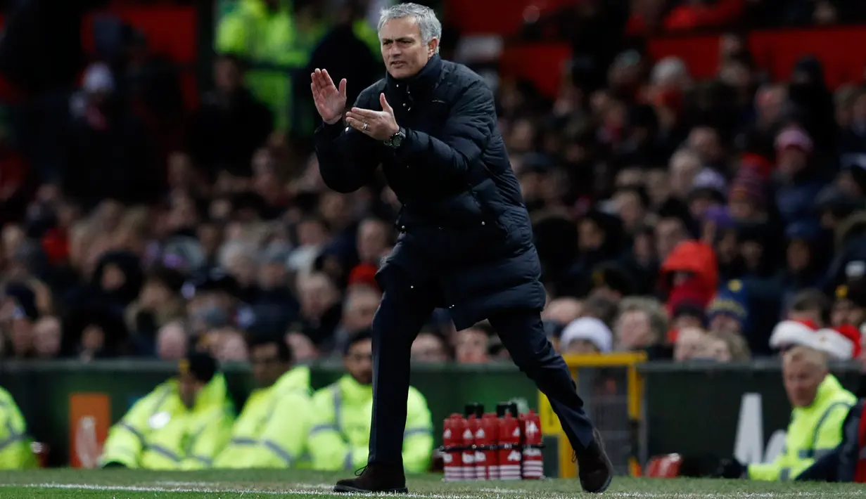 Pelatih MU, Jose Mourinho mengintruksikan para pemainnya saat berhadapan dengan Sunderland pada pertandingan Liga Inggris di Old Trafford, (26/12).MU menang atas Sunderland dengan skror 3-1. (Reuters/Phil Noble)