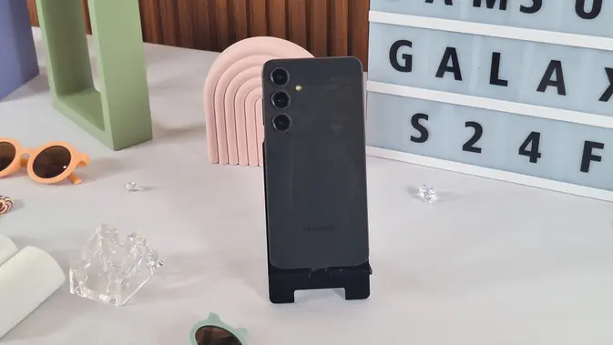 Smartphone Samsung Galaxy S24 FE (Virlia Sakina Ramada).