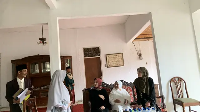 Istri calon Presiden (Capres), Ganjar Pranowo, Siti Atiqoh Supriyanti sowan ke Pondok Pesantren Gelar Peuteuycondong, Kec. Cibeber, Kabupaten Cianjur, Jawa Barat, Senin (4/12/2023).