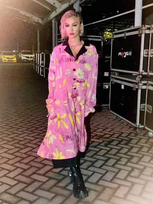 Agnez Mo dalam outfit cerah (Instagram/agnezmo)