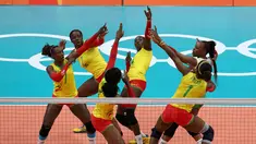 Para pemain voli putri Kamerun melakukan selebrasi saat bertanding melawan tim voli putri Jepang pada Olimpiade Rio 2016 di Maracanazinho, Rio de Janeiro, Brasil, (8/8). (REUTERS/Pilar Olivares)