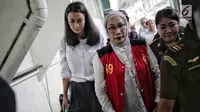 Terdakwa kasus dugaan penyebaran berita bohong atau hoaks Ratna Sarumpaet didampingi Atiqah Hasiholan tiba untuk menjalani sidang lanjutan di PN Jakarta Selatan, Selasa (7/5/2019). Sidang kali ini menghadirkan saksi meringankan dari pihak terdakwa. (Liputan6.com/Faizal Fanani)