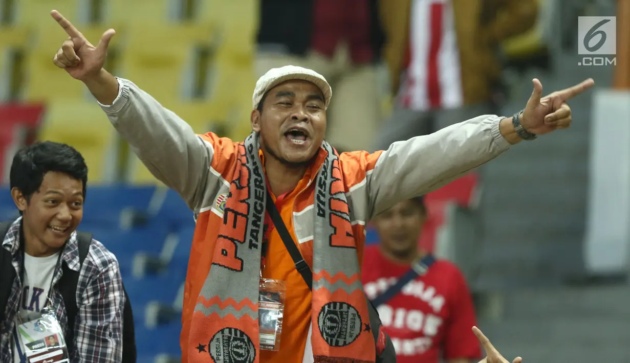 Salah satu panitia pelaksana pertandingan bersorak menyambut kemenangan Persija atas Sriwijaya FC dilanjutan Liga 1 Indonesia di Stadion Wibawa Mukti, Cikarang Kab Bekasi, Jumat (16/6). Persija unggul 1-0. (Liputan6.com/Helmi Fithriansyah)