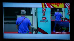 Seorang petugas di dalam ruangan "FIFA VAR Room" Stadion Gelora Bung Tomo, Surabaya, memeriksa kesiapan empat monitor yang akan dimanfaatkan untuk me-review keputusan wasit di pertandingan Piala Dunia U-17 2023. (Bola.com/Bagaskara Lazuardi)
