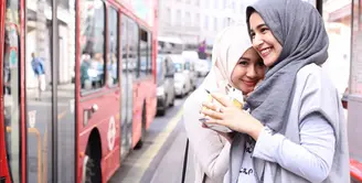 Shireen Sungkar dan Laudya Chintya Bella menikmati pagi hari yang cerah di London. (via instagram/@shireensungkar)