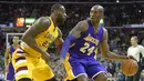 Pemain Cleveland Cavaliers forward LeBron James (23) menghadang gerakan pemain Los Angeles Lakers, Kobe Bryant pada laga NBA di Quicken Loans Arena, Kamis (11/2/2016) WIB.  (David Richard-USA TODAY Sports/Reuters)