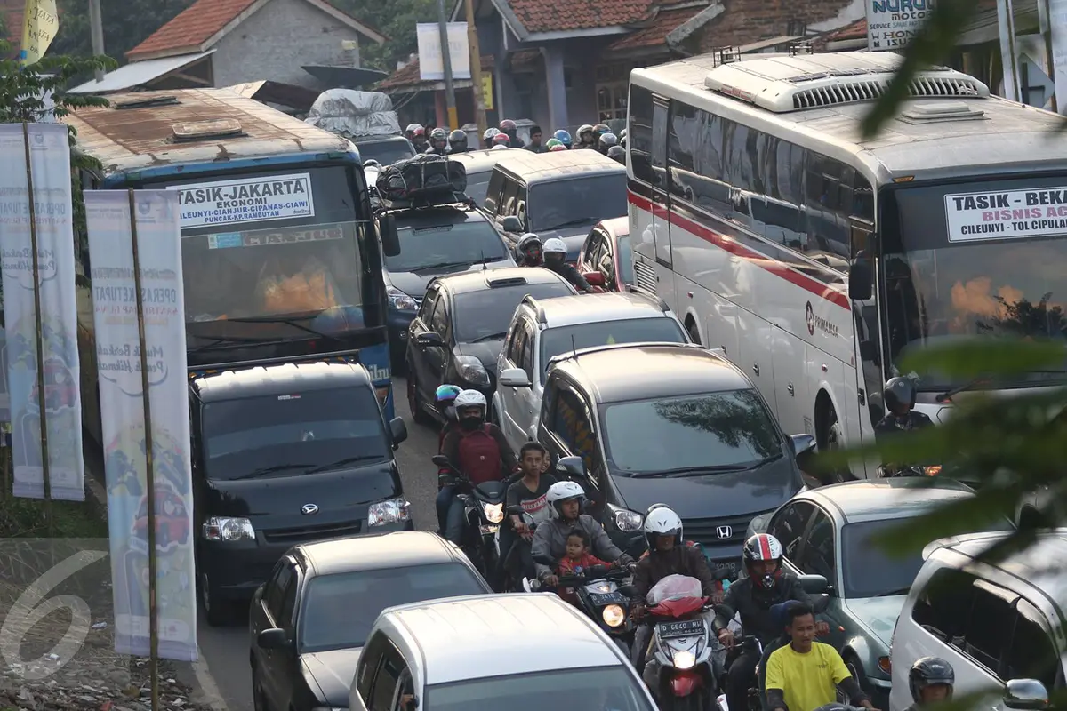 20160702-Volume Kendaraan Meningkat, Kemacetan Mulai Terjadi di Nagreg-Jawa Barat