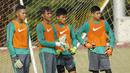 Kiper Timnas Indonesia U-16 saat latihan di Lapangan Atang Sutresna, Cijantung, Selasa (12/9/2017). Latihan tersebut untuk persiapan kualifikasi Piala Asia U-16 di Thailand. (Bola.com/M Iqbal Ichsan)