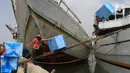 Aktivitas bongkar muat di Pelabuhan Sunda Kelapa Jakarta, Rabu (30/12/2020). Geliat bongkar muat di pelabuhan tersebut tetap berjalan untuk menopang pengiriman logistik di masa pandemi COVID-19, meskipun PSBB transisi Jakarta kembali diperpanjang hingga awal Januari 2021. (Liputan6.com/Angga Yuniar)