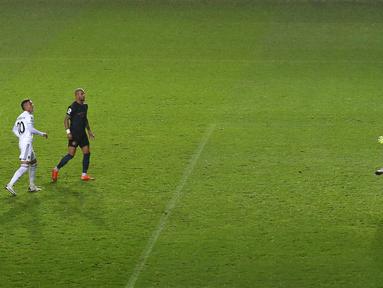Performa impresif Man City di Premier League musim ini tidak terlepas dari peran penjaga gawangnya, Ederson. Kiper asal Brasil itu mampu tampil sangat solid di bawah mistar gawang. (Foto: AFP/Pool/Jason Cairnduff)