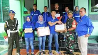 Sejumlah atlet yang memperkuat Jawa Barat di ajang PON 2016 memberikan sumbangan untuk korban banjir Garut di Makodim 0611/Garut, Jalan Veteran Garut, Sabtu (24/9/2016). (pon-peparnas2016jabar.go.id)