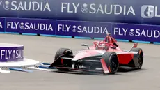 Pembalap Avalanche Andretti Formula E, Jake Dennis, saat beraksi pada sesi kualifikasi balapan Formula E 2023 di Jakarta International e-Prix Circuit, Sabtu (3/6/2023). (Bola.com/M Iqbal Ichsan)