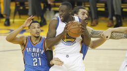 Pemain Warriors, Draymond Green #23 berusaha melewati hadangan para pemain OKC Thunder  pada Final Wilayah Barat NBA Playoffs di Oracle Arena, Kamis (19/5/2016) WIB. Warriors menang 118-91. (Cary Edmondson-USA TODAY Sports)