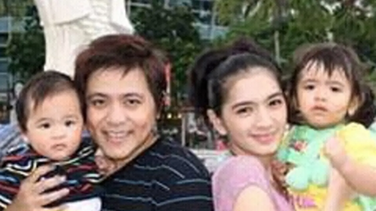Angel Karamoy dan Steven Rumangkang dan kedua anak mereka