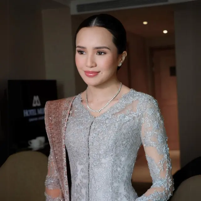 6 Gaya Beby Tsabina Dampingi Suami Pelantikan DPR RI, Bawa Tas Lady Dior Rp 95 Juta