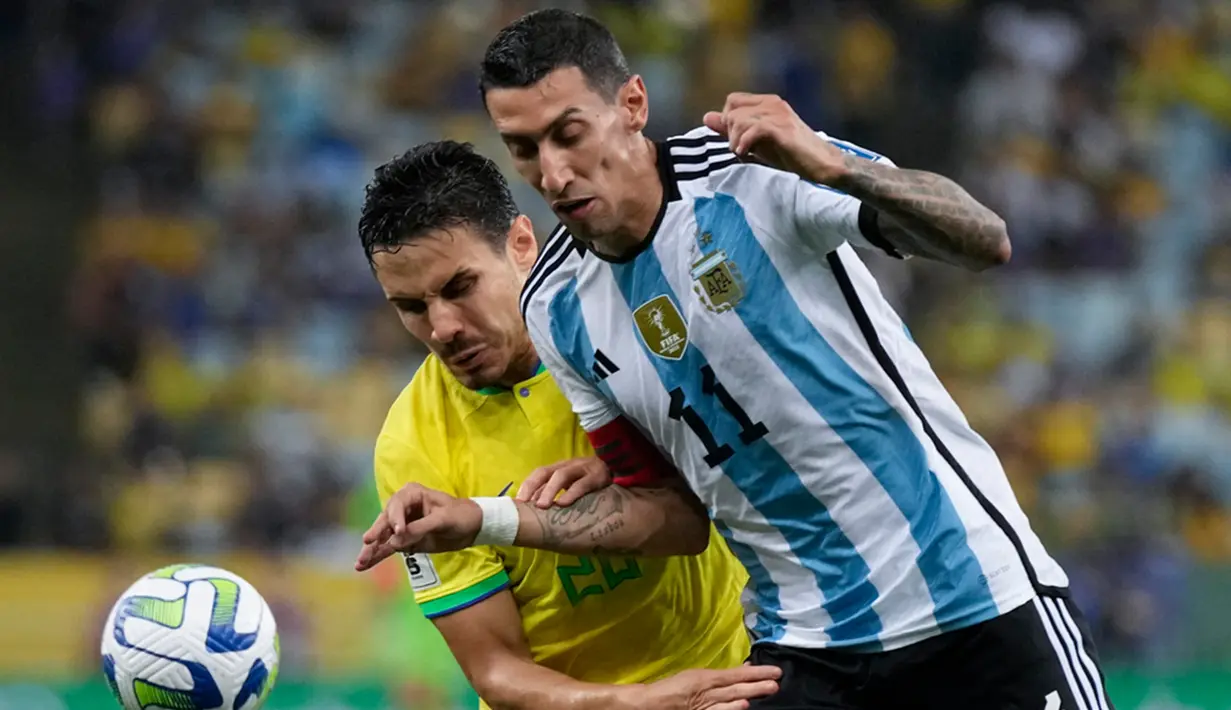 Peluang terbaik pada babak pertama diciptakan Gabriel Martinelli pada menit ke-44. Namun tendangan volinya ke kotak penalti mengenai pemain lawan dan bergulir tipis di sisi gawang. Skor 0-0 mengirim kedua tim ke ruang ganti. (AP Photo/Silvia Izquierdo)