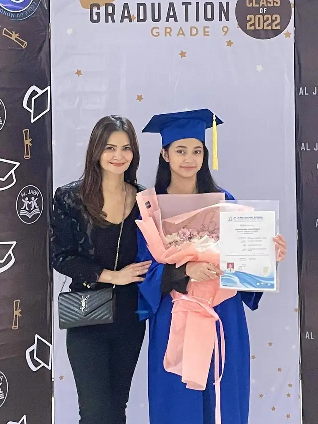 5 Momen Cut Tary Dampingi Anak saat Wisuda, Bangga Banget