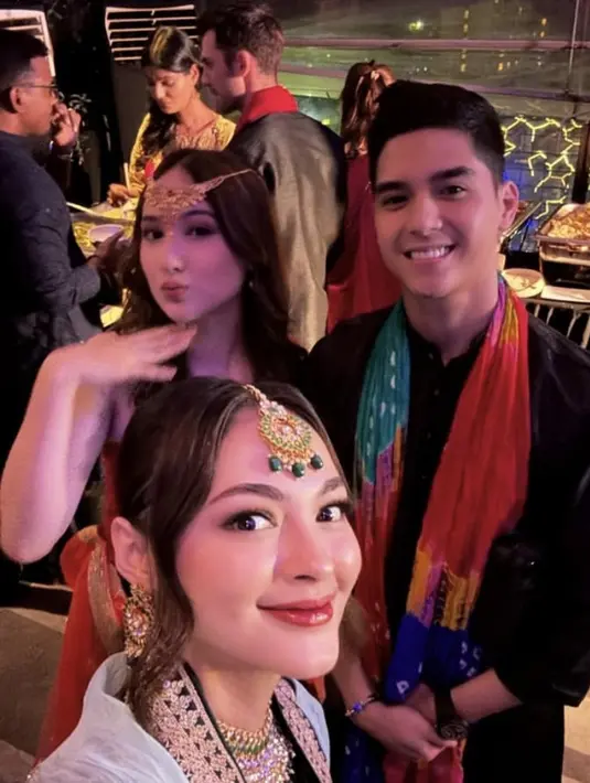 Ia pun lengkap mengenakan hiasan kepala khas perempuan India warna keemasan. Sedangkan, Al Ghazali mengenakan baju hitam dengan selendang colorfulnya. [@joleneemarie]