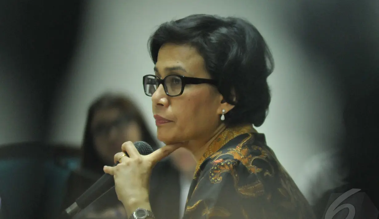 Sri Mulyani memakai telunjuknya untuk bertopang dagu saat menjadi saksi di Pengadilan Tipikor Jakarta, Jumat (2/5/2014) (Liputan6.com/Johan Tallo).