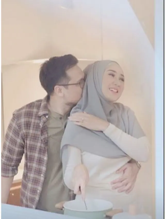 Umumkan Kehamilan, Ini 6 Potret Mesra Dian Pelangi dan Suami