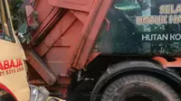 Truk bermuatan bata menabrak truk sampah di Jalan Gatot Subroto, Jakarta Selatan. (Dok TMC Polda Metro Jaya)