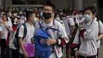 Siswa yang mengenakan masker bersiap memasuki sekolah untuk hari pertama ujian masuk perguruan tinggi nasional China, atau dikenal gaokao, di Beijing, Selasa (7/6/2022). Lebih dari 11 juta siswa sekolah menengah di seluruh China akan mengikuti ujian masuk perguruan tinggi tahunan setelah negara itu baru saja mengatasi wabah COVID-19 yang parah di Shanghai dan Beijing (AP Photo/Andy Wong)
