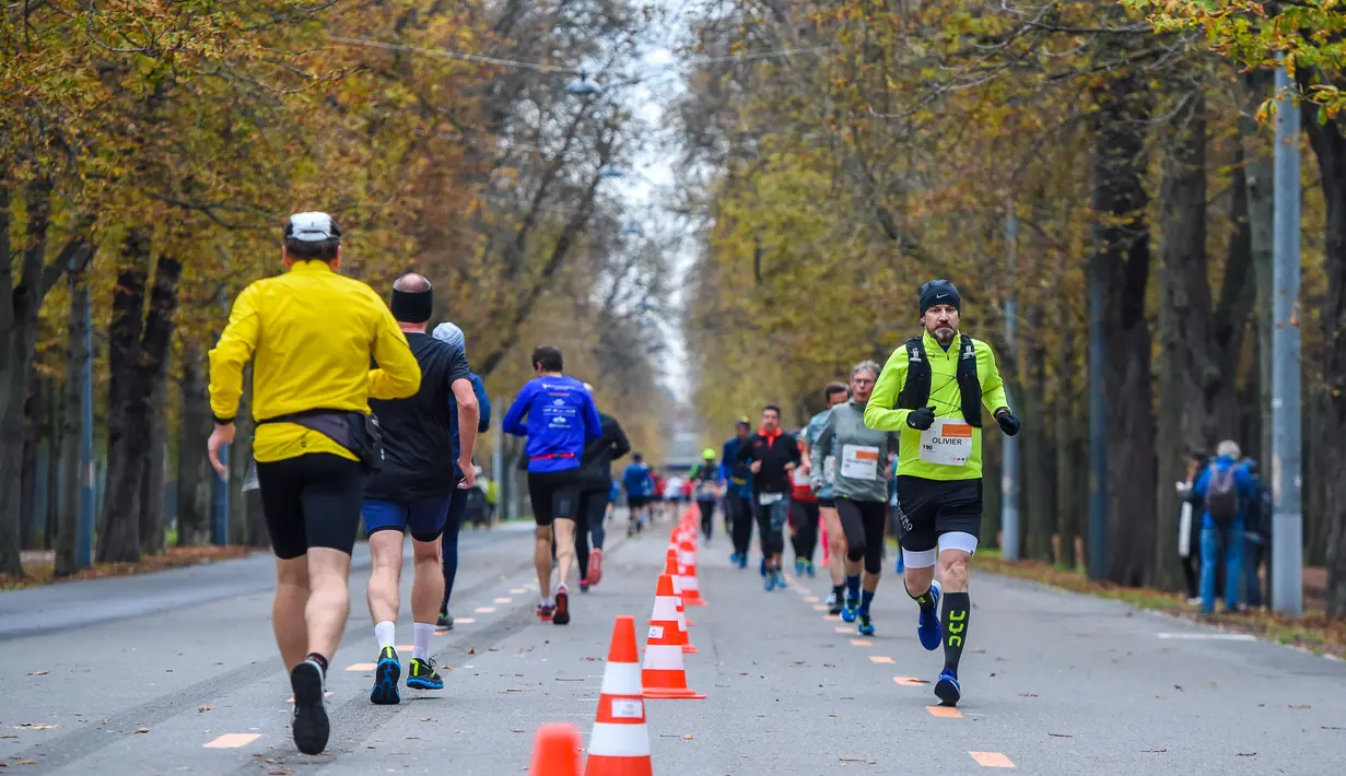 Para pelari berkompetisi dalam Vienna City Marathon (VCM) Tribute to Eliud - Vienna Race di Wina, Austria (12/10/2020). Pemegang rekor dunia maraton asal Kenya Eliud Kipchoge menjadi orang pertama yang menempuh jarak maraton 42,2 km di Wina pada 12 Oktober 2019. (Xinhua/Guo Chen)