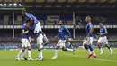 Pemain Everton Michael Keane (ketiga kiri) merayakan bersama rekan-rekaannya usai mencetak gol ke gawang Liverpool pada pertandingan Liga Premier Inggris di Stadion Goodison Park, Liverpool, Inggris, Sabtu (17/10/2020). Pertandingan berakhir dengan skor 2-2. (Cath Ivill/Pool via AP)