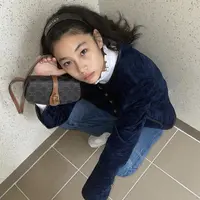 Dalam akun Instagramnya, Jung Ho Yeon kerap tampil mengenakan pakaian branded. Namun, menariknya ia tampak memesona tanpa riasan. Beberapa kali ia mengunggah potret dirinya tanpa makeup sama sekali. Instagram @hoooooyeony