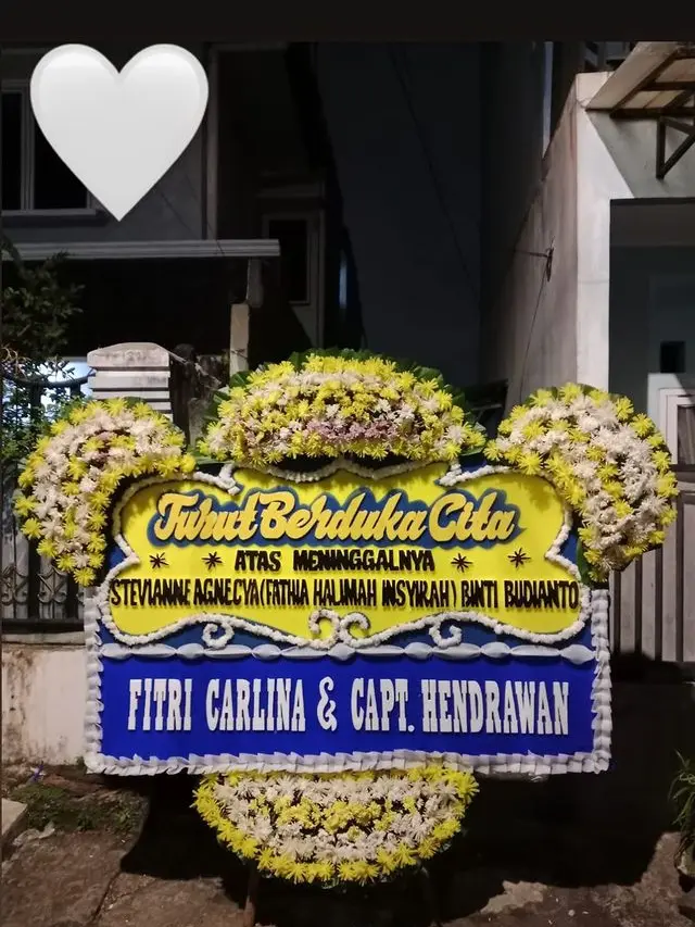 6 Potret Fitri Carlina di Momen Tahlilan Meninggalnya Stevie Agnecya