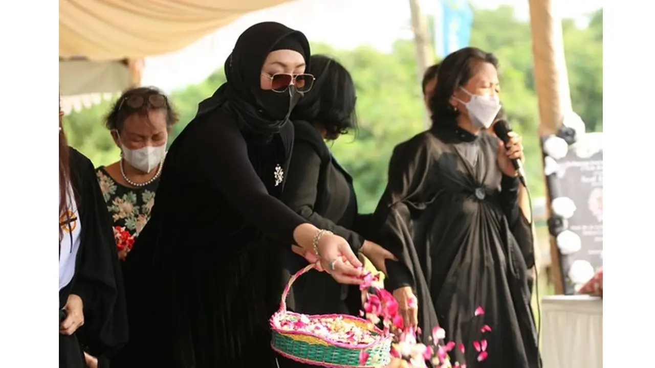 Ikut Gotong Peti Jenazah, Ini 6 Momen Angelina Sondakh di Pemakaman Sang Ayah