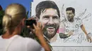 <p>Seorang wanita memotret mural besar bergambar Lionel Messi di Wynwood, Miami, 10 Juli 2023. La Pulga akan melakukan debutnya di Inter Miami pada 21 Juli di Piala Liga. (AFP/Chandan Khanna)</p>