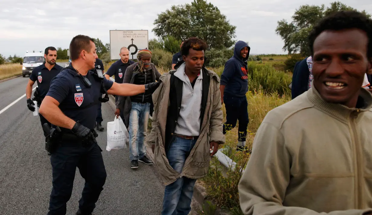 Polisi Perancis mengusir para imigran yang berusaha memasuki kawasan Channel Tunnel di Frethun, Calais, Perancis (3/8/2015). Pada malam hari imigran masuk keterowongan rel bawah laut yang menghubungkan Perancis dan Inggris. (REUTERS/Pascal Rossignol)