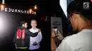 Relawan millenial foto booth pada acara nobar Debat Kedua Capres di Kemang Village, Jakarta, Minggu (17/2). Nobar mengusung "Minggu Seru : Milih Itu Keren?” merangkul suara pemilih yang masih ragu (swing voters) untuk tidak golput. (Liputan6.com/HO/Dodi)