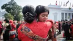 Seorang perwira polisi baru Indonesia menerima ucapan selamat setelah upacara Prasetya Perwira (Praspa) Tentara Nasional Indonesia dan Kepolisian Negara Republik Indonesia di Istana Kepresidenan, Jakarta pada Rabu 23 Juli 2025. (YASUYOSHI CHIBA/AFP)