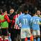 Manajer Manchester City, Pep Guardiola, berbincang dengan gelandang asal Inggris Sunderland, Luke O'Nien, saat pertandingan Liga Inggris antara Sunderland dan Manchester City di Stadion of Light, Sunderland, wilayah timur laut Inggris, pada 1 Januari 2026. (AFP/Andy Buchanan)