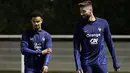 Penyerang Prancis Olivier Giroud (kanan) dan gelandang Prancis Warren Zaire-Emery ambil bagian dalam sesi latihan bagian dari lanjutan Kualifikasi EURO 2024, di Clairefontaine-en-Yvelines, Senin (13/11/2023). (FRANCK FIFE / AFP)
