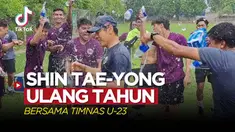 Berita video TikTok Bola tentang momen Shin Tae-yong tengah merayakan hari ulang tahunnya yang ke-52 dengan mendapat guyuran air mineral oleh para pemain Timnas Indonesia U-23 sebagai bentuk perayaan.