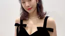 Han Ji Min tampil menawan dengan dress two tone. Dengan atasan bra berwarna hitam velvet dan rok berwarna putih. [Foto: Instagram/hanjimin.br]