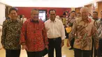 Gubernur Bank Indonesia Perry Warjio, Menhub Budi Karya Sumadi dan Menteri Perdagangan Enggartiasto Lukita berjalan saat akan mengikuti Rakor di Gedung BI, Jakarta, Rabu (4/9/2019). Rakor Pemerintah, Pemerintah Daerah, dan BI membahas Pengembangan Industri Manufaktur. (Liputan6.com/Angga Yuniar)
