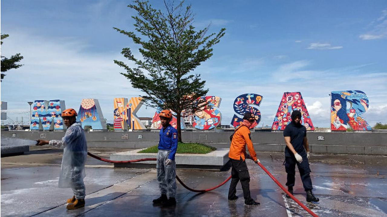Antisipasi Penyebaran Covid-19, Anjungan Pantai Losari Makassar Disterilkan dengan Detergen