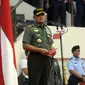 Panglima TNI, Jenderal TNI Gatot Nurmantyo memberikan pidato saat penutupan Kejurnas Karate Piala Panglima TNI ke-IV di GOR Mabes TNI, Jakarta, Minggu (21/8). Acara penutupan ini dihadiri Kepala Staf TNI AD, TNI AL dan TNI AU. (Liputan6.com/Helmi Afandi)