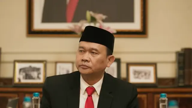Cak Lontong sebagai Presiden dalam film Comic 8 Revolution: Santet K4bin3t. (Foto: Dok. Falcon Pictures)