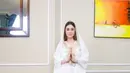 Celine sendiri juga beberapa kali terlihat menggunakan busana kaftan dalam akun Instagram. Penampilannya saat memakai kaftan dan kerudung pun tak lepas dari sorotan netizen. (Liputan6.com/IG/@celine_evangelista)
