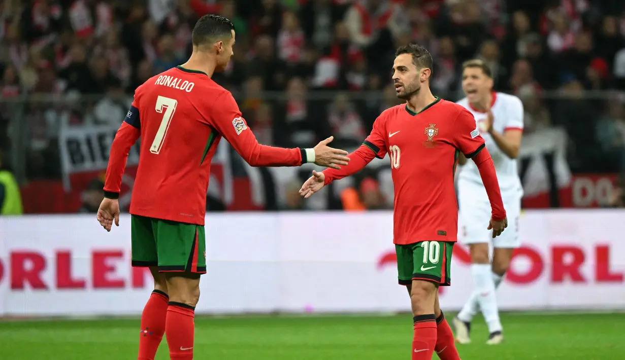 Pada menit ke-26, timnas Portugal unggul lebih dulu berkat gol Bernardo Silva (kanan). (Sergei GAPON/AFP)