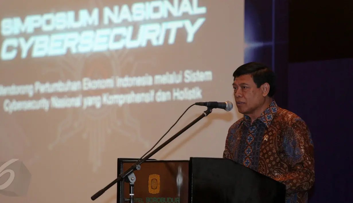 Menteri Koordinator bidang Politik, Hukum dan Keamanan, Tedjo Edhy Purdijatno membuka acara Simposium Nasional Cybersecurity (SNCS) menggantikan Presiden Joko Widodo yang berhalangan hadir, Jakarta, Rabu (3/6/2015). (Liputan6.com/Faizal Fanani)