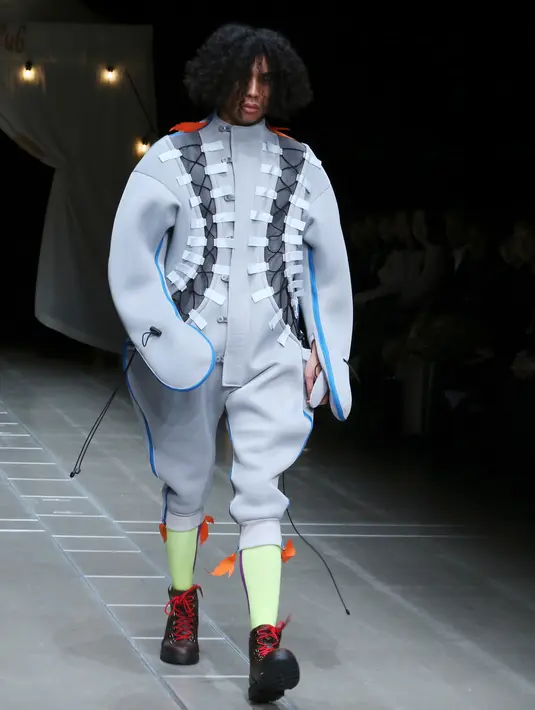 Model pria membawakan busana karya Yurie Fujita, Katsuya Miyazaki dan Futaba Hongo pada Koleksi Musim Gugur / Musim Dingin 2018 di Tokyo Fashion Week di Tokyo, Jepang (19/3). (AP Photo / Koji Sasahara)