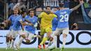 Ivan Provedel (tengah) yang berposisi sebagai penjaga gawang mencetak satu gol dalam laga debutnya di Liga Champions 2023/2024 bersama Lazio. Gol di masa injury time tersebut menghindarkan Lazio dari kekalahan atas Atletico Madrid yang akhirnya tuntas 1-1 dalam laga matchday pertama Grup E (19/9/2023). (AFP/Filippo Monteforte)