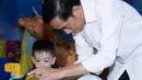 Selain itu, Jokowi juga masuk ke tempat permainan. Presiden bersama cucunya, Jan Ethes mencoba beberapa permainan. Seperti menemani cucu main kereta-keretaan, dan main bola basket. (Instagram/jokowipedia)